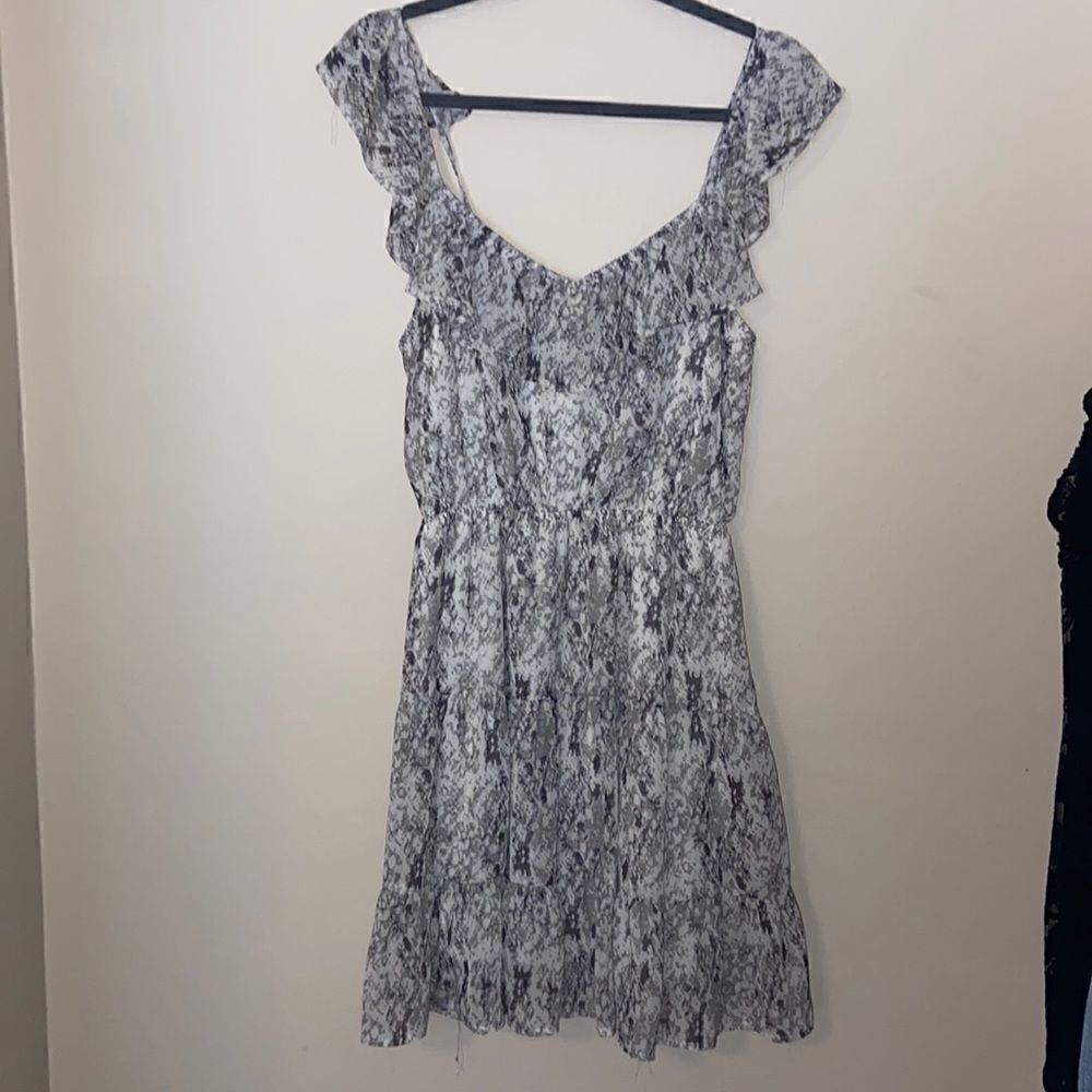 entro Grey Flowy Dress Size: Large